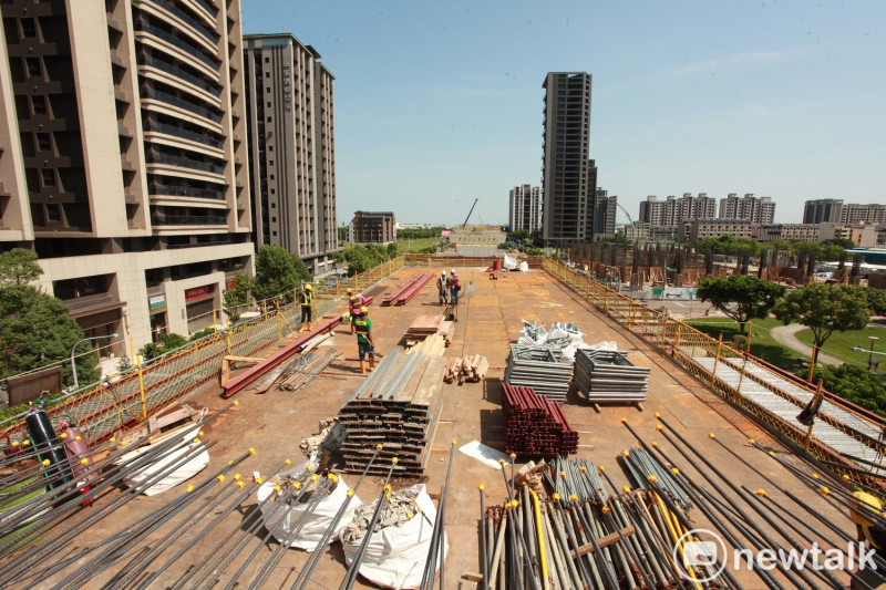 桃園捷運綠線高架段八德工區預計2年後可進行軌道鋪設及月台建置，預計2026年就可完成綠線計畫。   圖：林昀真/攝