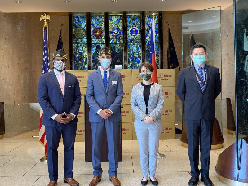 駐美大使贈送口罩予美方   圖:擷取自臉書