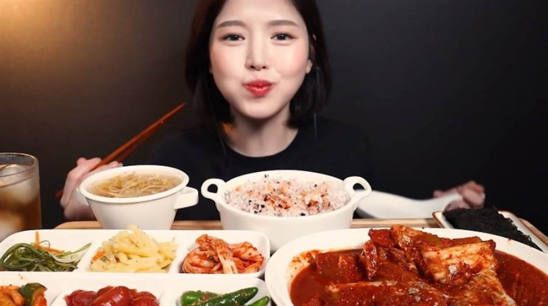 南韓超人氣吃播主Boki，近日遭踢爆「假吃」、「吐出食物」，爭議不斷。   圖：翻攝自BOKI Youtube
