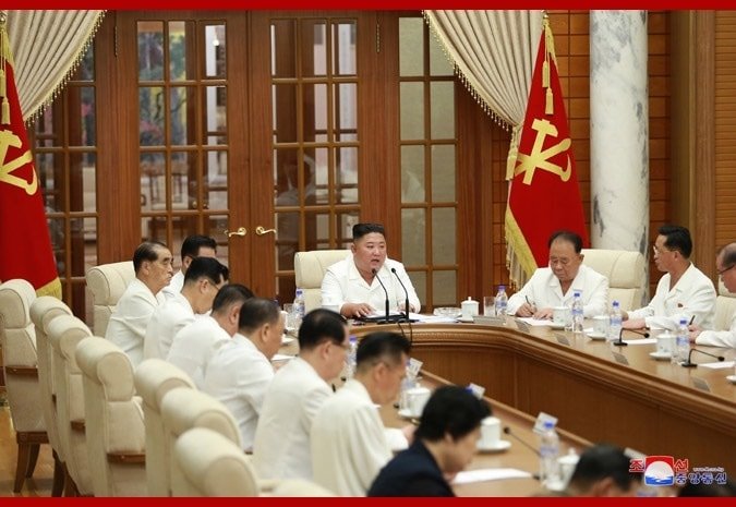 金正恩親自主持會議，討論防颱工作。   圖：翻攝自朝鮮經貿文化情報臉書