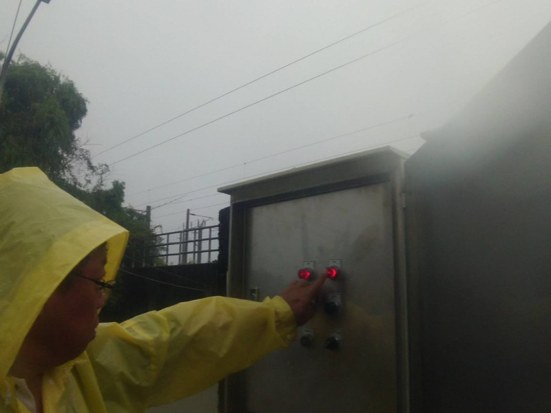 台南市仁德區公所的人員檢查抽水機正常運作。   圖：取自黃偉哲臉書