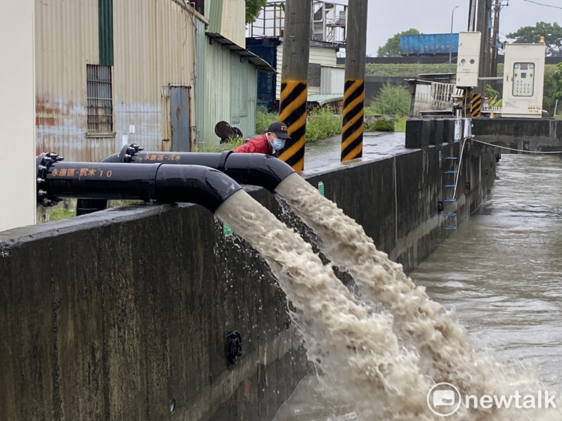 為防範淹水，水利局員工隨時緊盯排洪狀況。   圖：台南市政府／提供