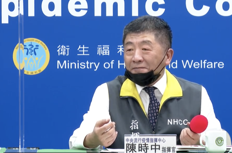 今（26）日疫情指揮官陳時中表示，自己常常忘記把口罩掛在嘴下。   圖：中央疫情指揮中心／提供