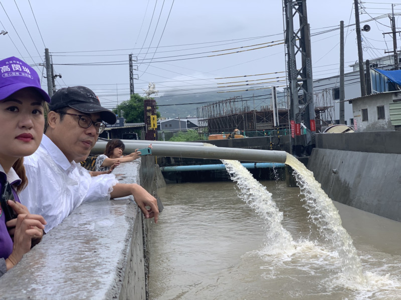 陳其邁(左二)今早到岡山視察五甲尾排水情形。   圖：高雄市政府/提供