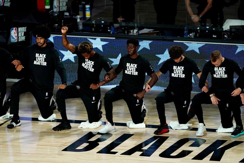 NBA球員為了響應黑人民權運動，選擇在球場上用各種方式抗議不公。   圖／美聯社達志影像