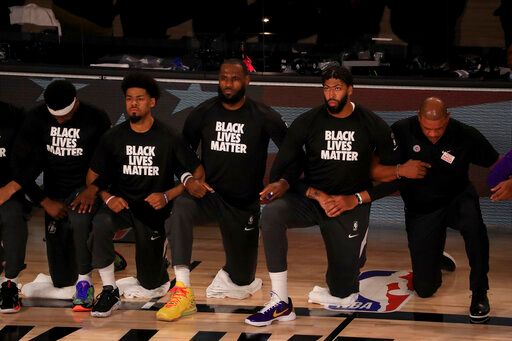 NBA湖人隊球星LeBron James,（左三）與Anthony Davis（右二）穿上黑人平權Ｔ恤在國歌演場時單膝跪地。   圖／美聯社／達志影像