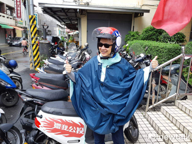 國民黨革命實踐研究院、台北市議員羅智強今天風雨中騎機車到達嘉義市，宣揚「公投綁大選」理念。   圖：蔡坤龍/攝