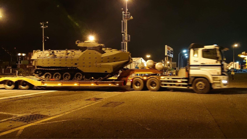 美國軍售台灣32輛兩棲突擊車中的第一輛運抵台灣。   圖：翻攝美國在台協會臉書