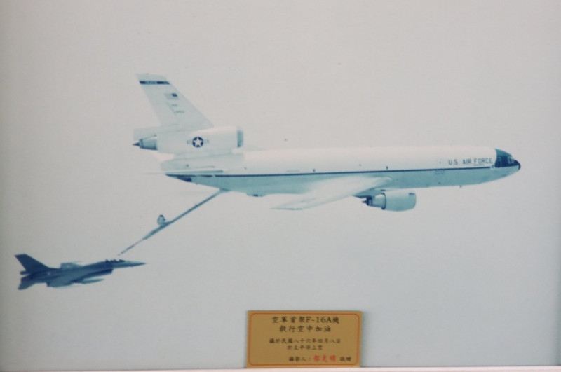 1997年4月8日，一架F-16戰隼式戰鬥機和美軍空中加油機飛越太平洋回到台灣。   圖：翻攝美國在台協會臉書