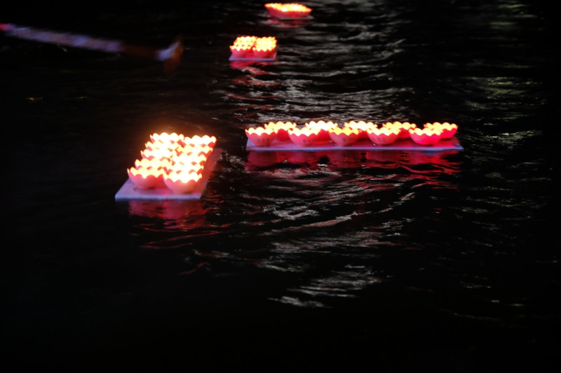 中和廣濟宮、福和宮將於農曆7月14日晚間於秀朗橋下施放由魚飼料製成的蓮花水燈。   圖：新北市政府民政局／提供