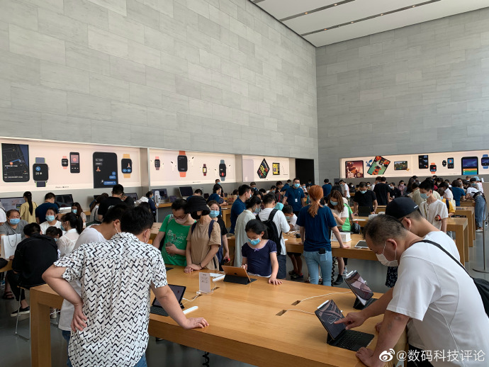 中國外交部發言人趙立堅嗆聲當天，該國「數碼科技評論」27日也在微博上po出蘋果體驗店被擠爆現場照片。   圖：翻攝自數碼科技評論微博