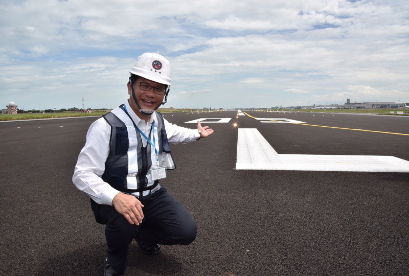 重新啟用的北跑道，林部長肯定將大幅提升機場服務品質。   圖：交通部/提供
