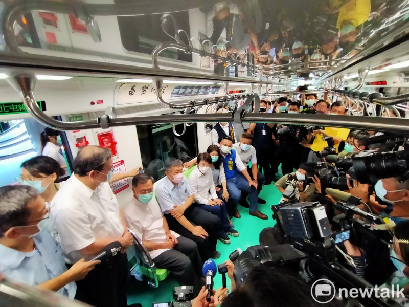 柯文哲、盧秀燕等人搭乘台中捷運綠線，從高鐵台中站坐到市政府站。   圖：唐復年/攝