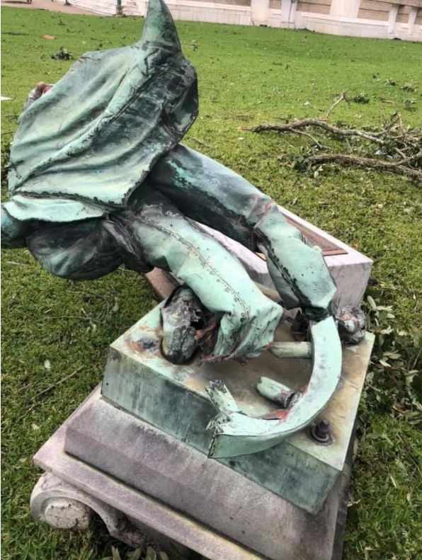 颶風蘿拉（Hurricane Laura）吹倒了路易斯安那州的一座聯邦雕像。   圖 : 翻攝自環球時報。