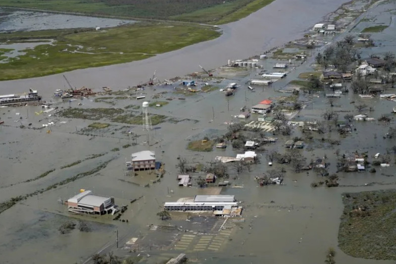 颶風蘿拉（Hurricane Laura）登陸路易斯安那州，導致部分地區受到災害，房屋泡在水裏。   圖 : 翻攝自環球時報。