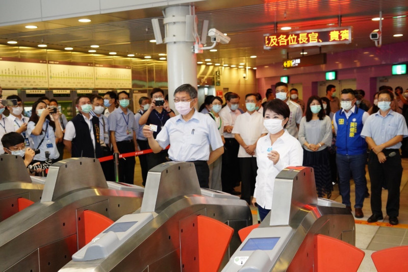 柯文哲與盧秀燕一同出席高鐵台中站出入口意象揭幕典禮。   圖：台北市政府/提供