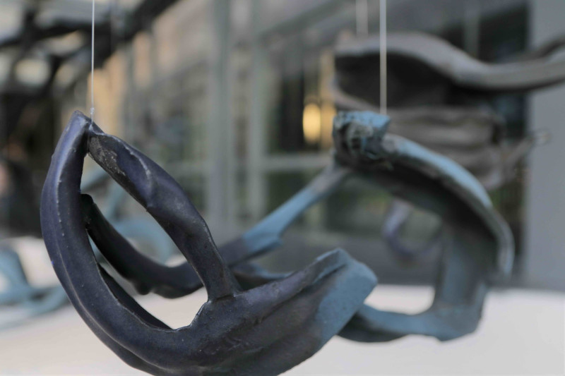 〈量子曲徑〉懸掛在玻璃長廊，與博物館的鐵灰的鋼骨結構互相映襯。    圖：鶯歌陶瓷博物館提供