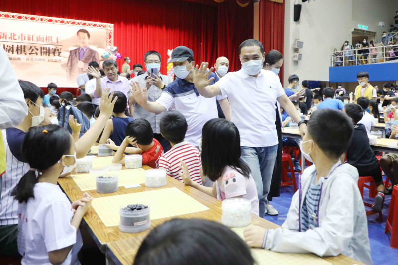 侯友宜出席2020新北市全國圍棋公開賽為選手加油打氣。    圖：板橋區公所提供