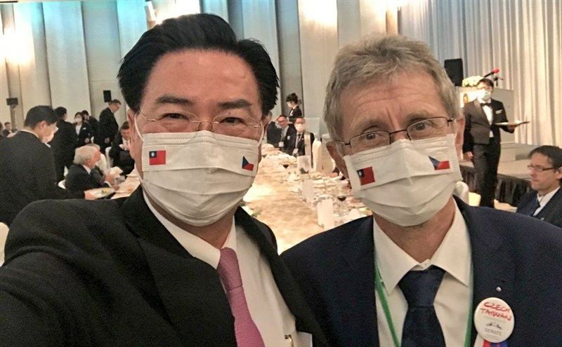 晚間外交部長吳釗燮宴請捷克訪問題，刻意秀出兩人的自拍照，照片中還讓韋德齊換上有中華民國國旗的口罩。   圖：取自外交部推特