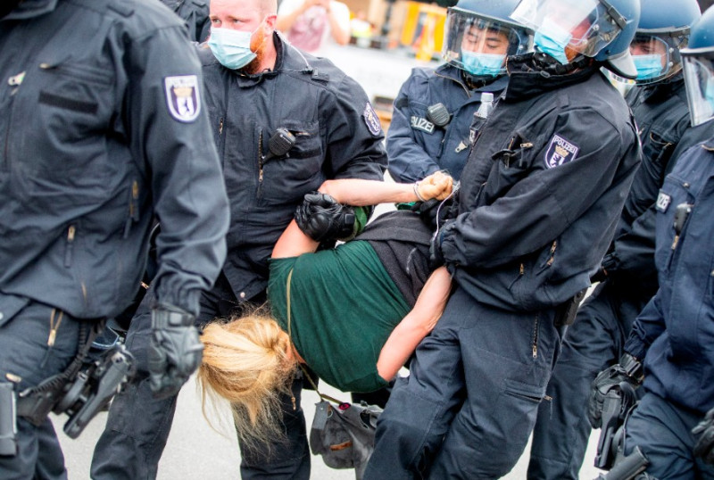 有數百抗議民眾試圖闖入德國國會大廈，與警方發生肢體衝突被捕。   圖：美聯社/達志影像
