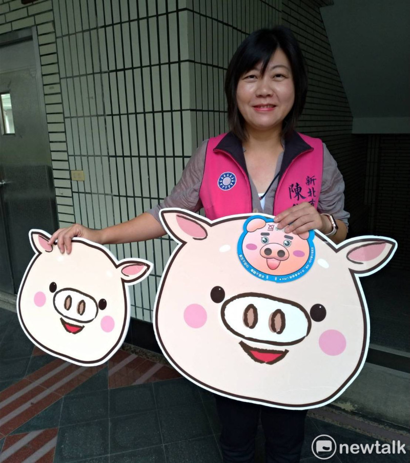 市議員陳儀君帶2016年抗議美豬的手板參加記者會。   圖：王峻昌／攝