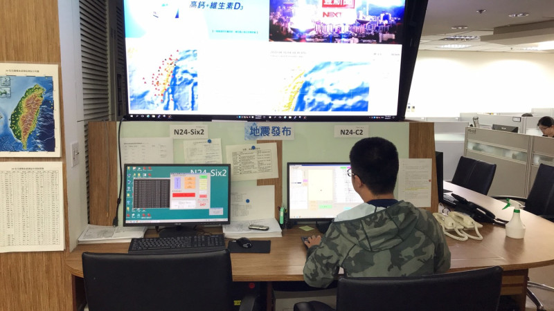 地震測報中心最主要的工作就是地震發布，每一位發布員都得經過2個月的課程後，再經過測試與實習，才能正式做地震發布工作。   圖：地震測報中心/提供