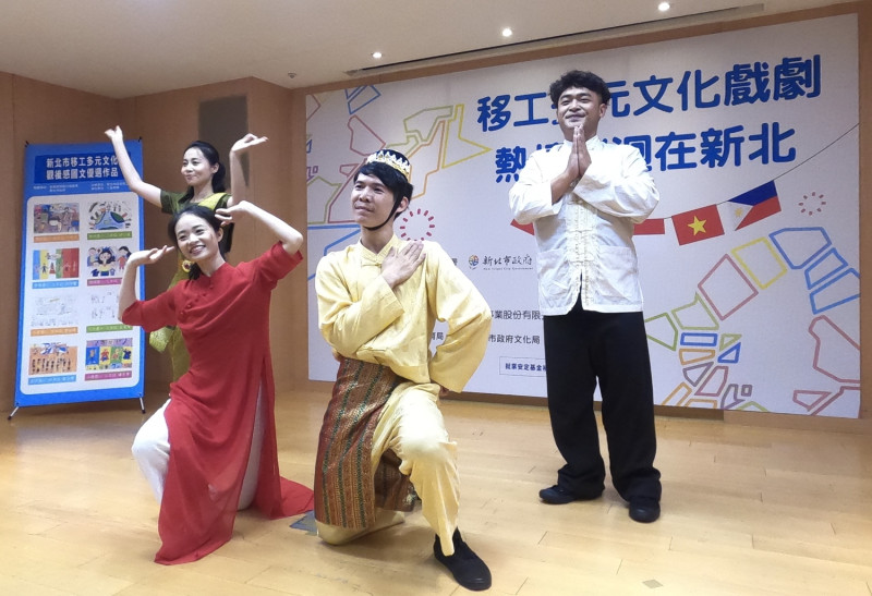劇團成員演出4國招呼語開場舞。    圖：新北市勞工局／提供