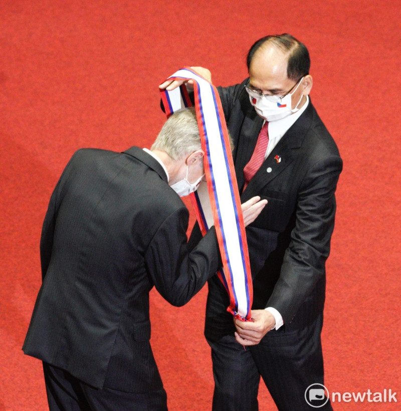 立法院長游錫堃致贈立法院國會外交榮譽一等獎章給韋德齊（Miloš Vystrčil）。   圖：張良一／攝