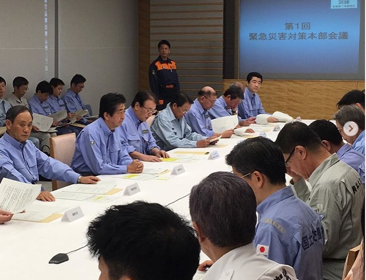 菅義偉（中排左起）是第4次擔任安倍晉三內閣的官房長官，一直都是安倍得力的左右手。   圖：翻攝自菅義偉IG