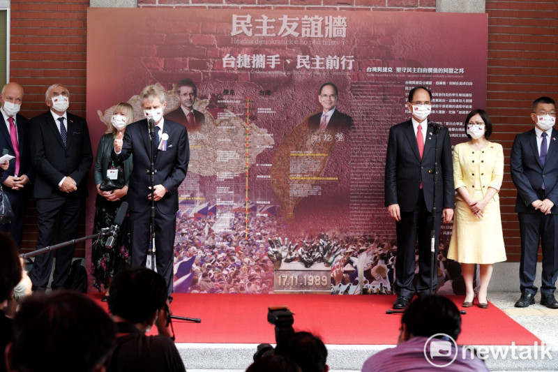 兩國代表在象徵台捷交好的「民主友誼牆」前合照。   圖：張良一／攝