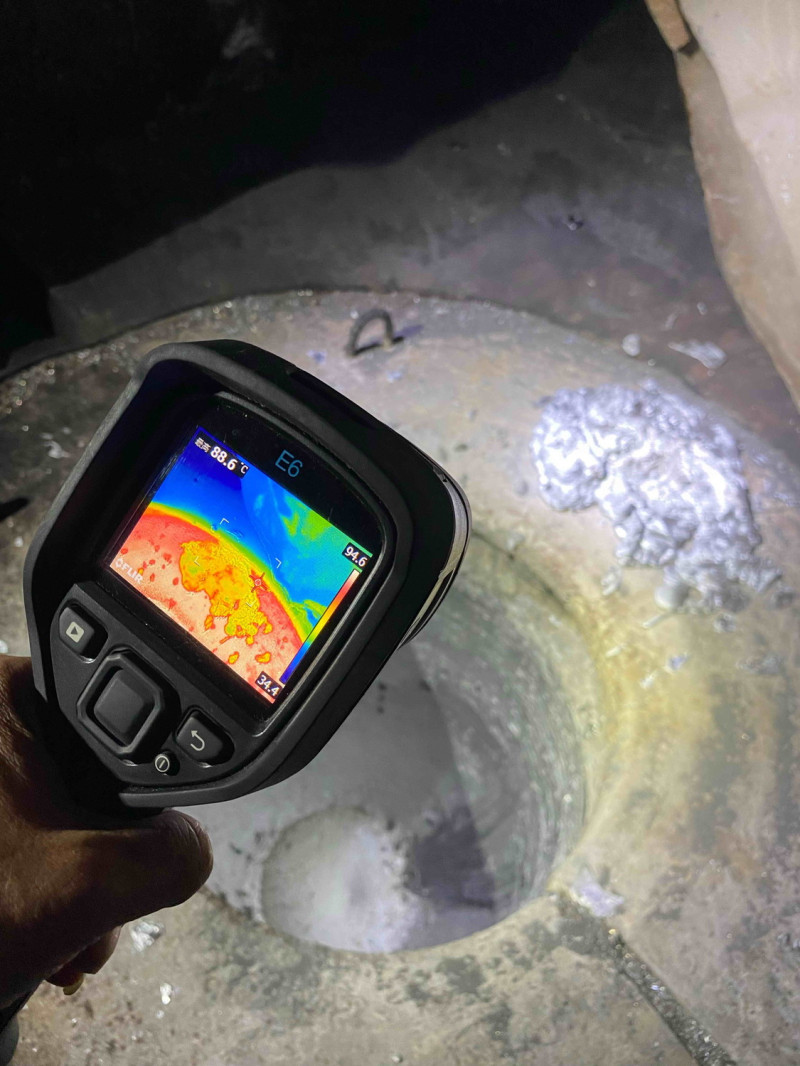 稽查重案組使用熱顯像儀檢測煉鋁作業區。    圖：新北市環保局提供 