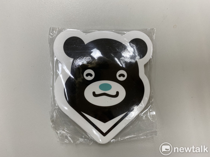台北市長柯文哲準備北市吉祥物「熊讚」周邊商品送給現場媒體，並祝賀記者節快樂。   圖：周煊惠／攝