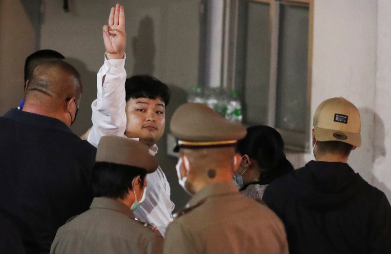 泰國學運學生領袖帕里（Parit Chiwarak）被警方逮捕時，單手高舉擺出「3隻手指」手勢。   圖：達志影像/路透社