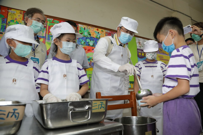 黃偉哲表示，照顧學生的健康是政府的責任，台南作為美食之都，更要為食安嚴格把關。   圖：取自黃偉哲臉書