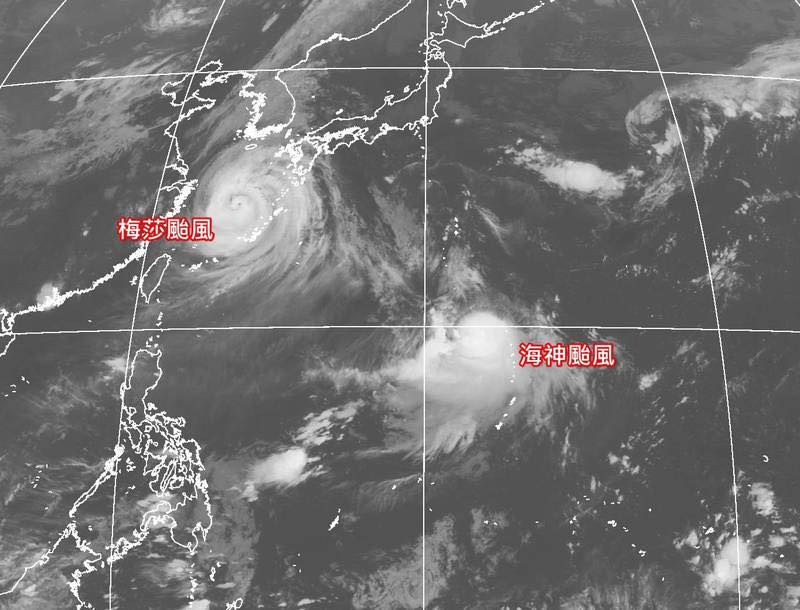 王定宇PO出２個颱風路徑。   圖：翻攝自王定宇臉書