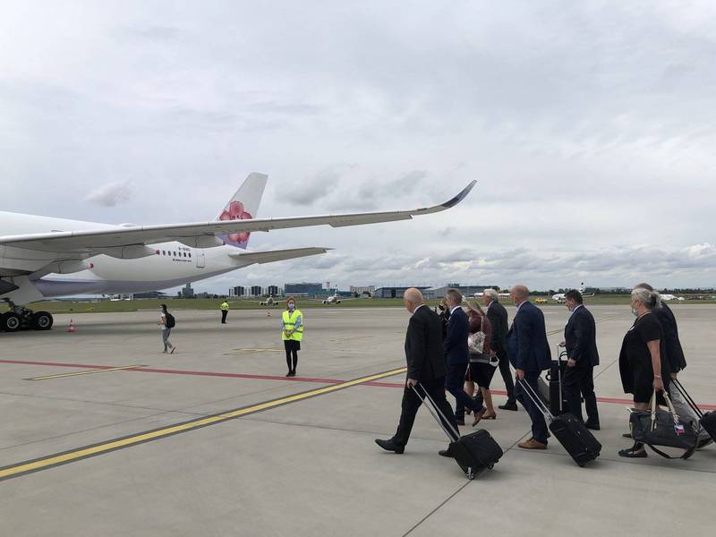 捷克參議院議長韋德齊一行89人，搭華航包機訪台。   圖：駐捷克代表處提供
