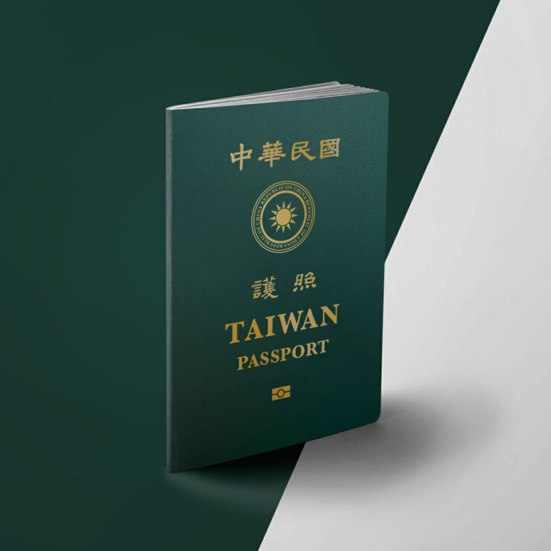 新版護照縮小REPUBLIC OF CHINA字樣，改環繞在國徽周遭。   圖：外交部提供