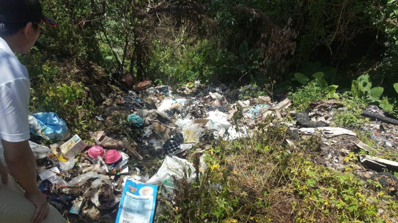 嘉義縣環保局等相關人員前往勘查番路鄉山區的「垃圾瀑布」。   圖：嘉義縣政府/提供
