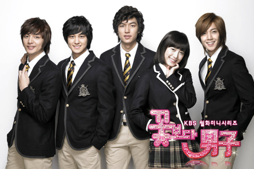 韓劇《花樣男子》是改編自《流星花園》，2009年播出後轟動全亞洲，捧紅金賢重(圖右1)、具惠善(圖右2)、李敏鎬(圖正中)等人。   