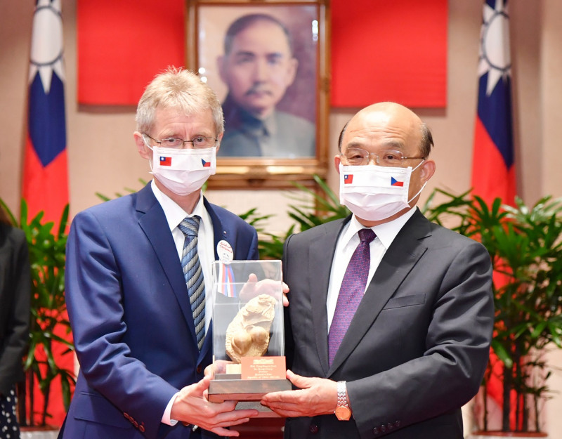 行政院長蘇貞昌今（2）天致贈木雕「台灣系列－桃花源」給來訪的捷克參議院議長韋德齊（Miloš Vystrčil）。   圖：行政院提供