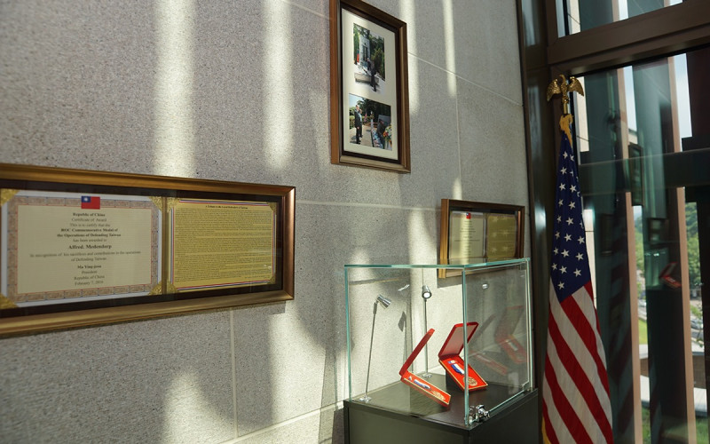 AIT在館內設立展示紀念勳章及褒揚令的紀念專區。   圖：翻攝AIT臉書