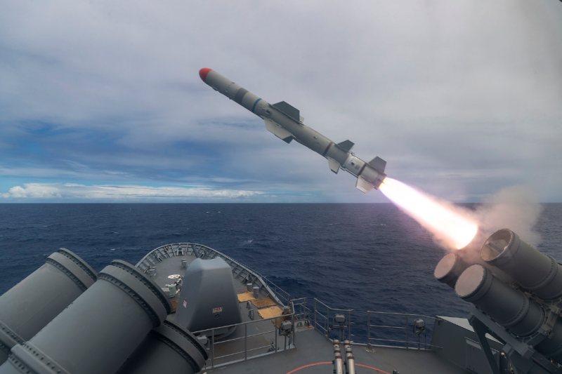參加環太軍演的澳大利亞海軍護衛艦發射「魚叉」反艦導彈   圖 : 美太平洋艦隊影片截圖   