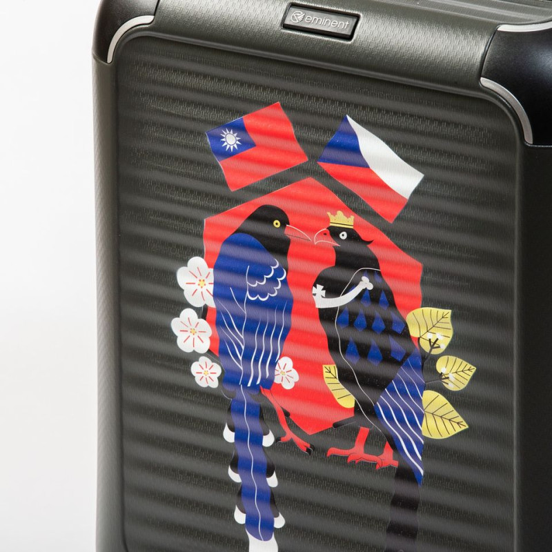 副總統賴清德贈出代表「台捷友好」的行李箱，外觀由文總設計，印有台灣藍鵲及捷克國徽上黑鷹圖樣。   圖：擷取自中華文化總會臉書