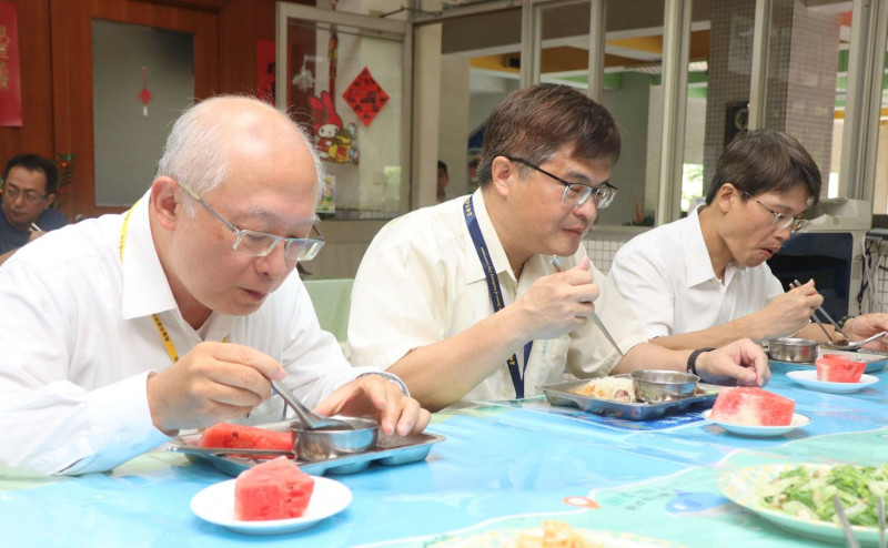 衛生局長黃志中、教育局長謝文斌、農業局長王正一。(左至右）   圖：高雄市政府/提供