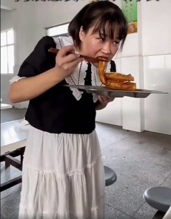 中國江西一間小學的的女副校長響應「惜食令」，竟將學生吃剩的早餐吞下肚。   圖：翻攝微博