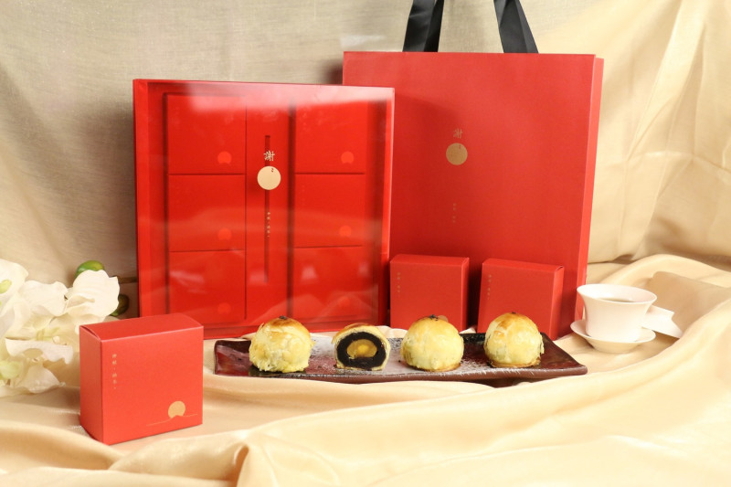 星享道酒店的中秋禮盒，是以台灣新銳藝術家作品延伸出成熟的珠寶盒，內裝如同珠寶般的人氣蛋黃酥。   星享道酒店/提供