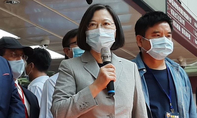 總統蔡英文4日批評口罩國家隊業者進口中國製口罩讓政府徵用。   圖：林朝億/攝