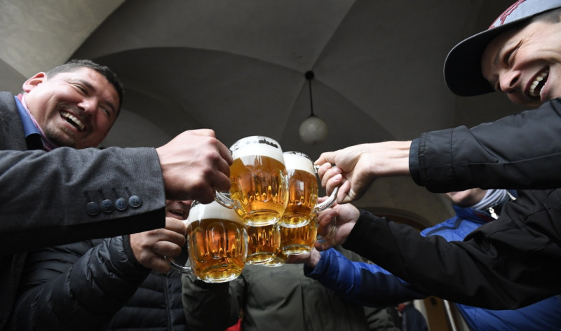 捷克全民喜飲啤酒，在疫情趨緩時大肆慶祝   圖:AP IMAGES