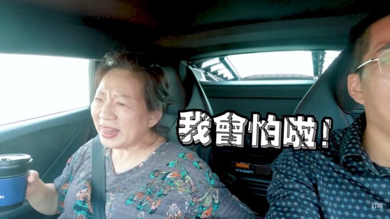 Joeman猛催油門，一路狂飆加速，嚇傻坐在副駕的媽媽。   圖：翻攝自Joeman Youtube