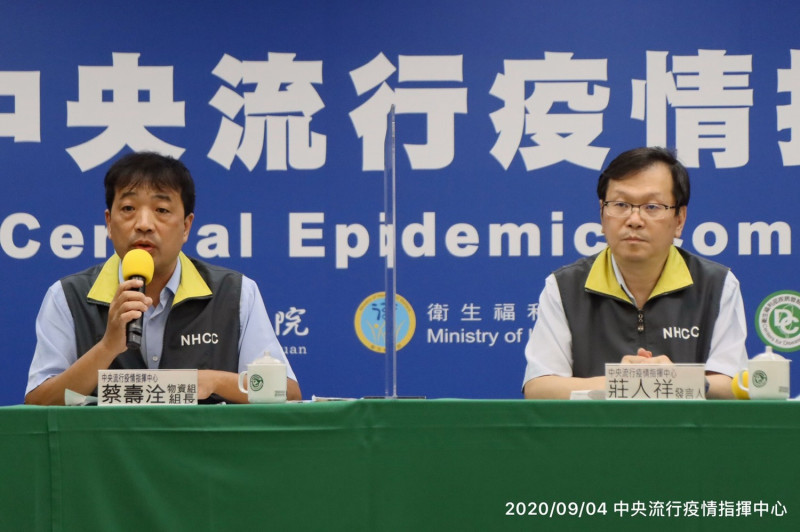 物資組組長蔡壽洤(左)，指揮中心發言人莊人祥(右)。   圖：取自中央流行疫情指揮中心記者會。